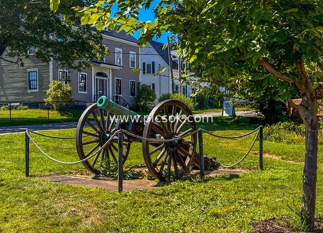 小镇草坪的历史火炮与欧式住宅景观