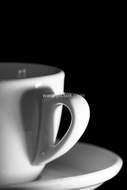 黑白咖啡杯与碟特写 极简黑白餐具艺术壁纸素材