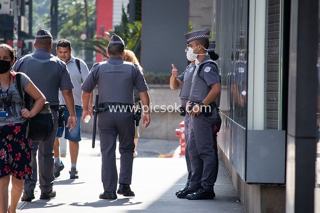 城市街头警察执勤 疫情下的安全守护场景