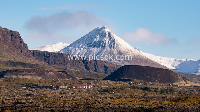 冰岛秋季火山雪景与熔岩地貌景观