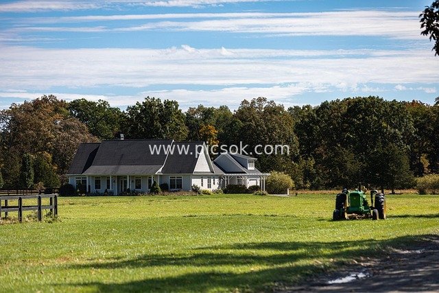 Catskill Country Farmhouse: Serene Pastoral Property Scenery