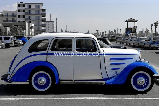 经典蓝白标致201复古车 城市停车场实拍