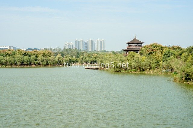Xiangtan Urban Lake Park: Ancient Architecture Contrasts with Modern Buildings