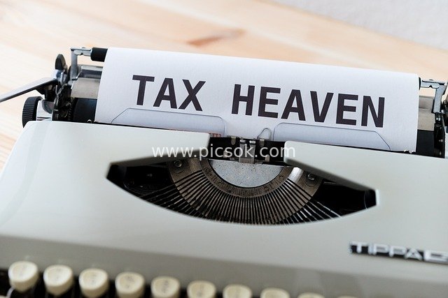 复古打字机呈现避税天堂金融概念图