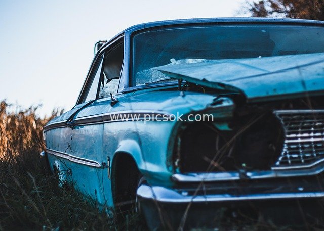 荒野遗弃的破旧蓝绿色老式汽车 损坏废弃素材