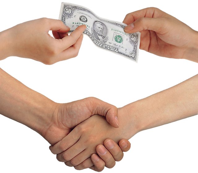 商务握手合作与美元交易的信任场景