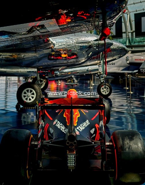 红牛F1赛车与飞机同框 科技感炫酷场景