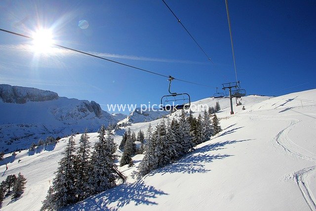 冬日阳光雪山滑雪场缆车美景