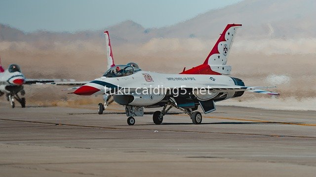 美国空军雷鸟表演队战机机场跑道滑行