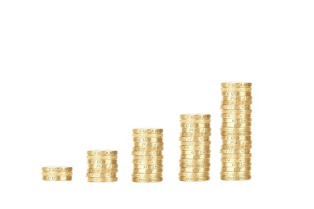 金色硬币堆叠增长 金融投资储蓄财富象征