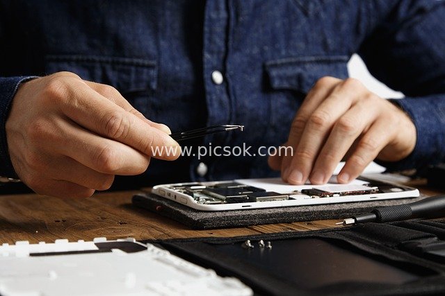 手机维修技术员专注修复电子主板元件