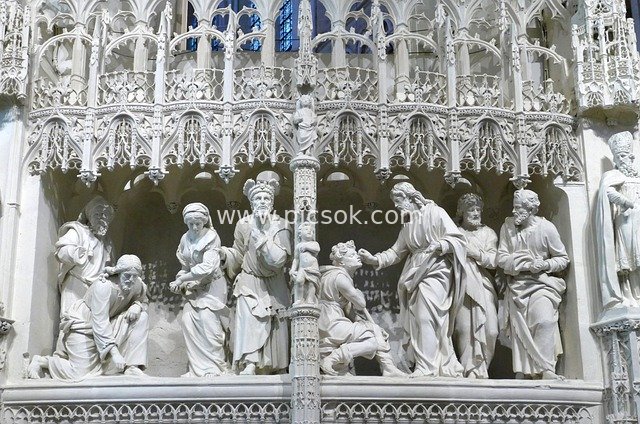 Religious Sculptures of Chartres Cathedral: A Showcase of Medieval Art