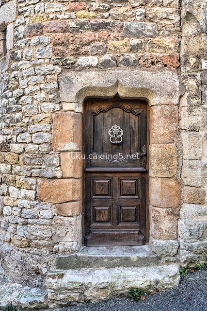 中世纪古朴木门 历史石墙建筑素材