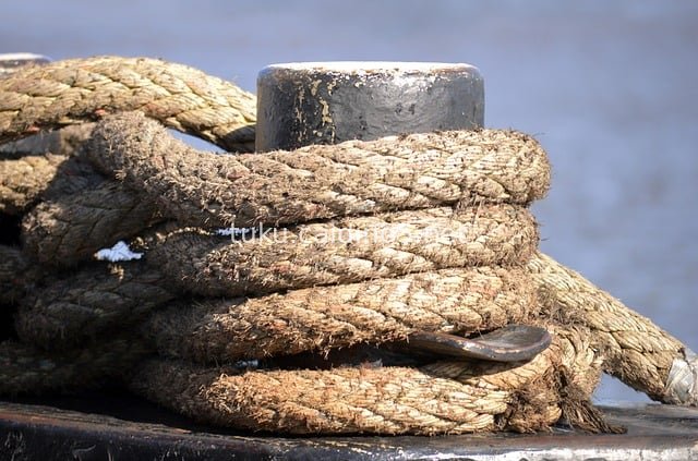 船用粗麻绳系泊特写 复古航海绳结细节