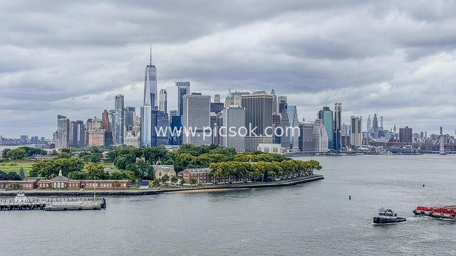 纽约曼哈顿天际线 多云下的都市风光