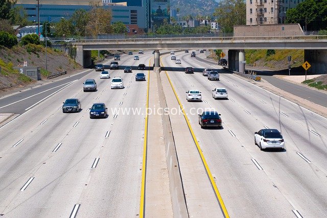 Orderly Traffic Flow on Multi-Lane Urban Expressway in Sunny Weather