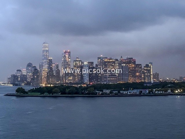 纽约曼哈顿夜景 繁华天际线与水域风光