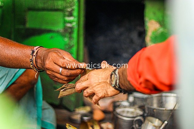 Street Trade in India: Close-up of Hand-to-Hand Transaction Moment