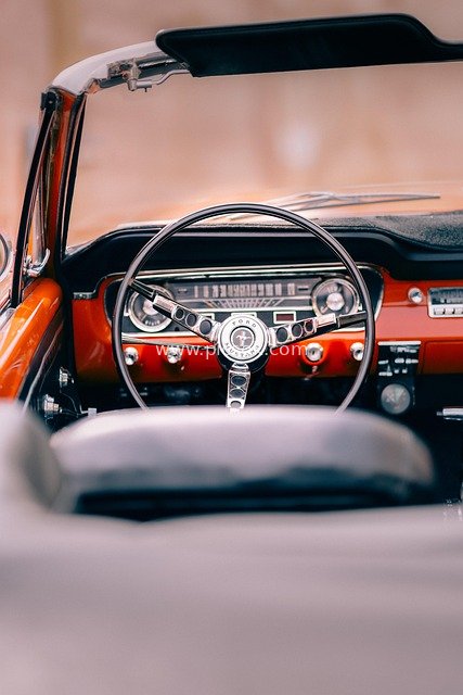 复古野马汽车内饰 经典方向盘驾驶舱特写