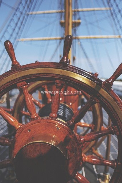 帆船木质舵轮特写 航海方向控制装置