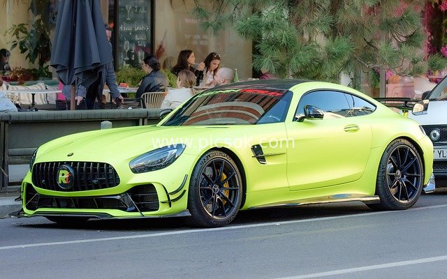 亮绿色奔驰超跑停靠城市街道露台旁