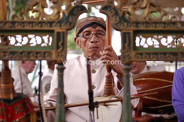 印尼爪哇传统甘美兰音乐演奏场景