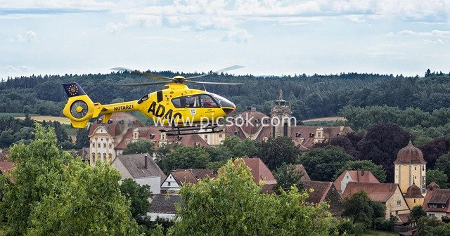 ADAC空中救援直升机飞越德国小镇
