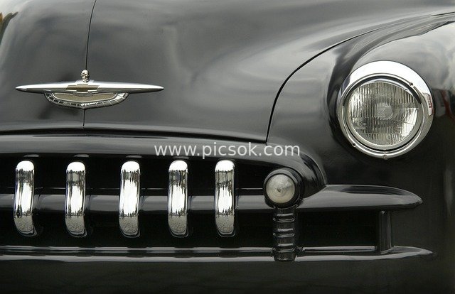 经典古董车车头格栅与车灯细节特写