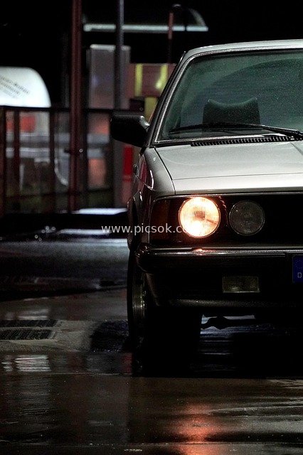 雨夜加油站里的经典宝马7系老车