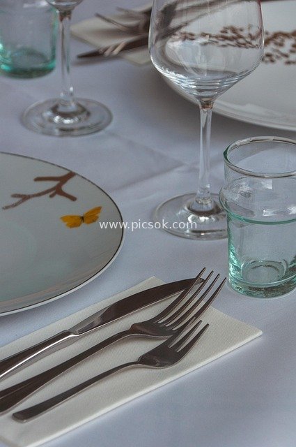 精致餐桌布置 餐具餐盘营造优雅用餐氛围