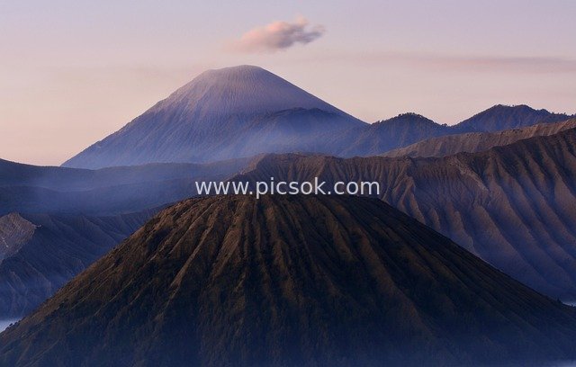 印尼爪哇婆罗摩火山群蓝色自然风景