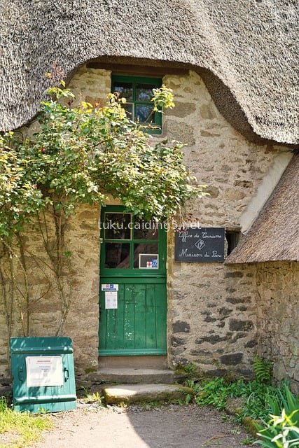 传统茅草石屋 绿色门旅游咨询处