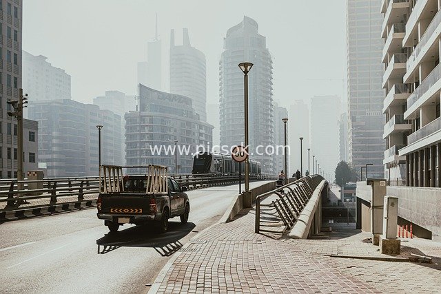 迪拜现代都市桥梁交通 皮卡电车穿梭天际线