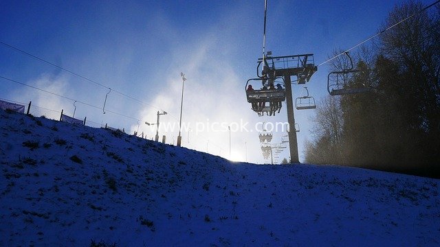 冬日滑雪度假村缆车自然景观图