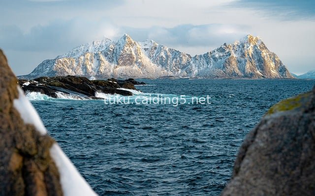挪威罗弗敦群岛峡湾雪山海浪自然景观
