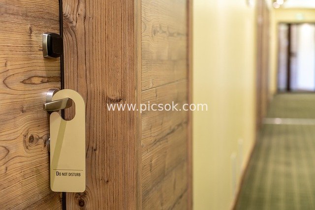 酒店房间门把上的请勿打扰标牌特写