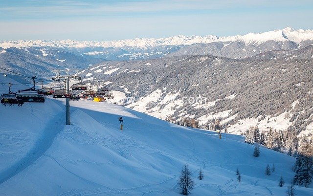 意大利多洛米蒂滑雪场冬季滑雪缆车风光