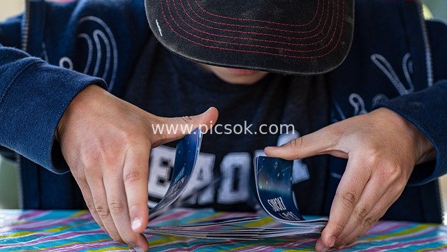 孩子趣味玩纸牌 专注洗牌发牌瞬间