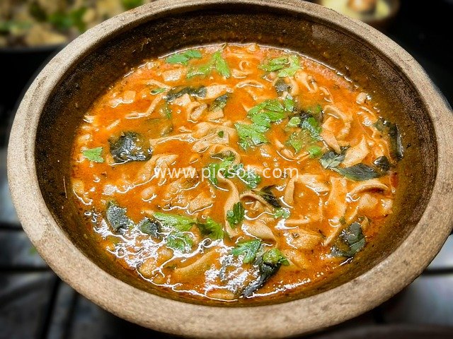 粗陶碗盛香辣汤面 亚洲传统暖心美食