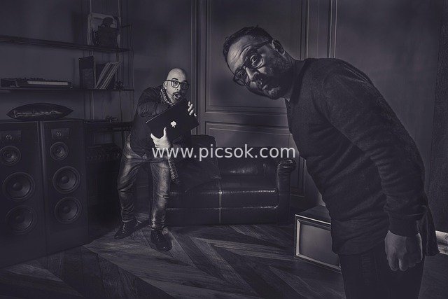 Black-and-White Ad Backstage: Behind the Scenes of Creative Team Shooting with Apple Devices