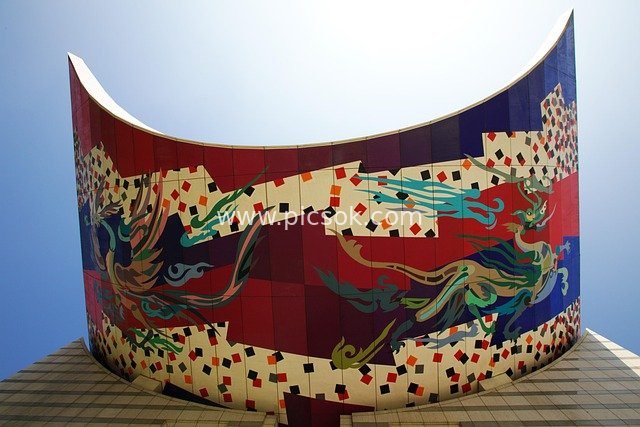 韩国传统彩绘弧形建筑 鲜艳神兽外墙设计