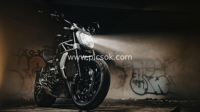 街头涂鸦背景下的炫酷摩托车特写