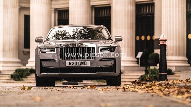 银色劳斯莱斯 古典建筑前的奢华豪车