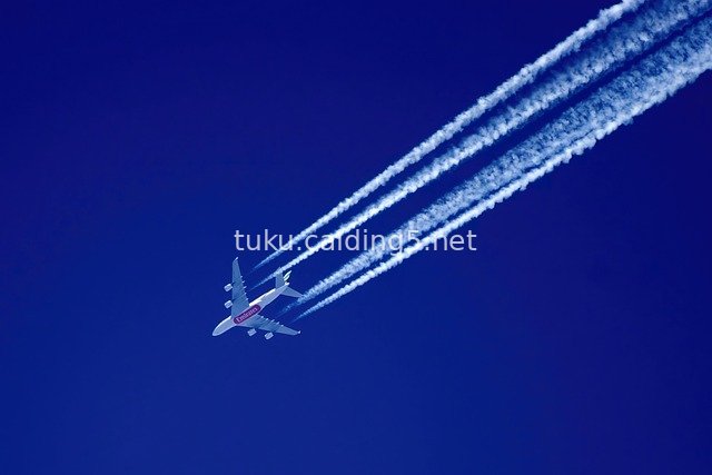 阿联酋航空飞机在蓝天留下凝结尾迹