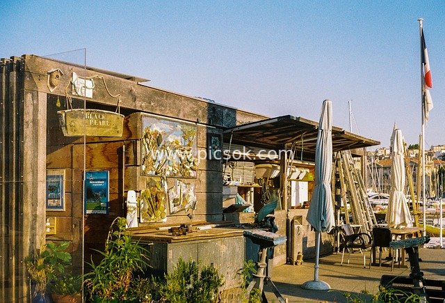 Vintage Studio Beside Marseille Port: Waterfront Repair & Art Space