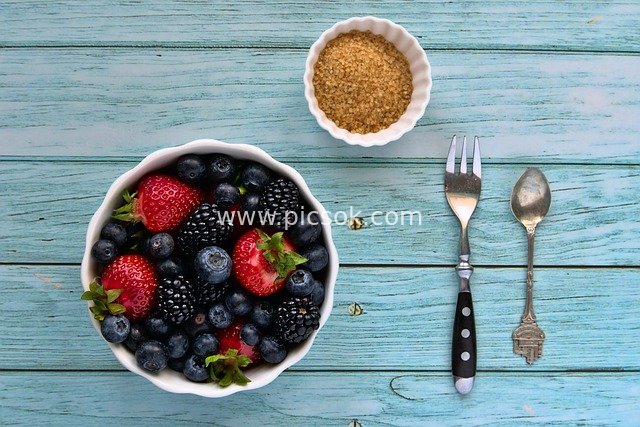 莓果拼盘配红糖与餐具 清新美食平铺摄影