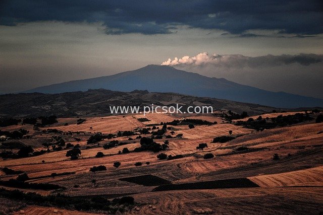 意大利西西里埃特纳火山 烟雾田野景观