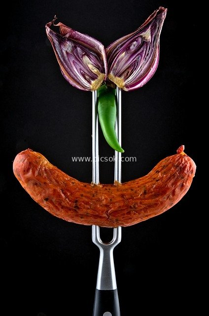 叉子上的笑脸：香肠洋葱青椒的趣味美食组合