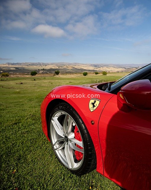 红色法拉利跑车停在郊外草地的高清素材