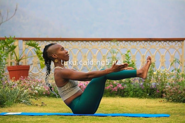 女性户外瑜伽练习 自然环境健身姿势展示